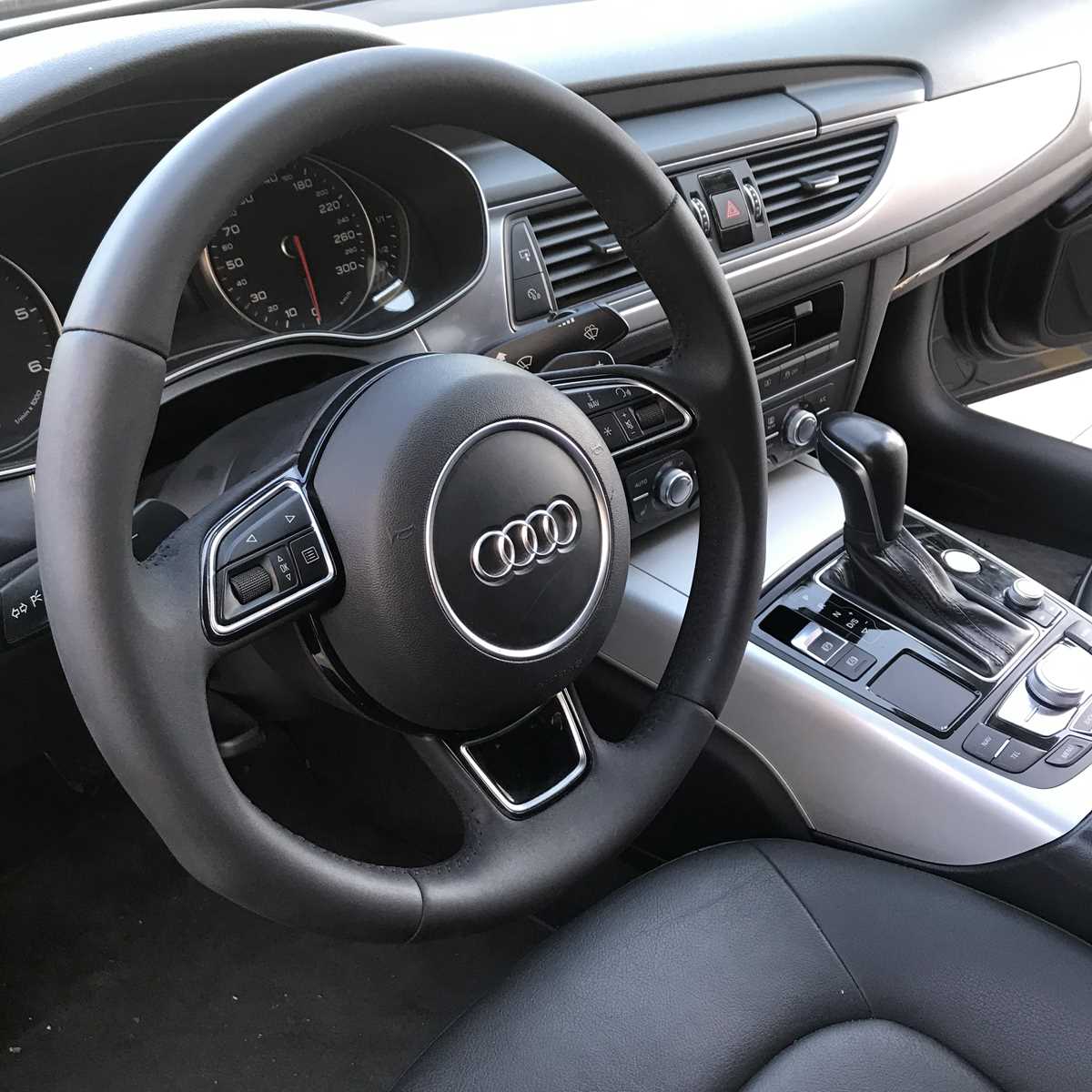 Deri kaplamalı direksiyon ve iç mekan detayları